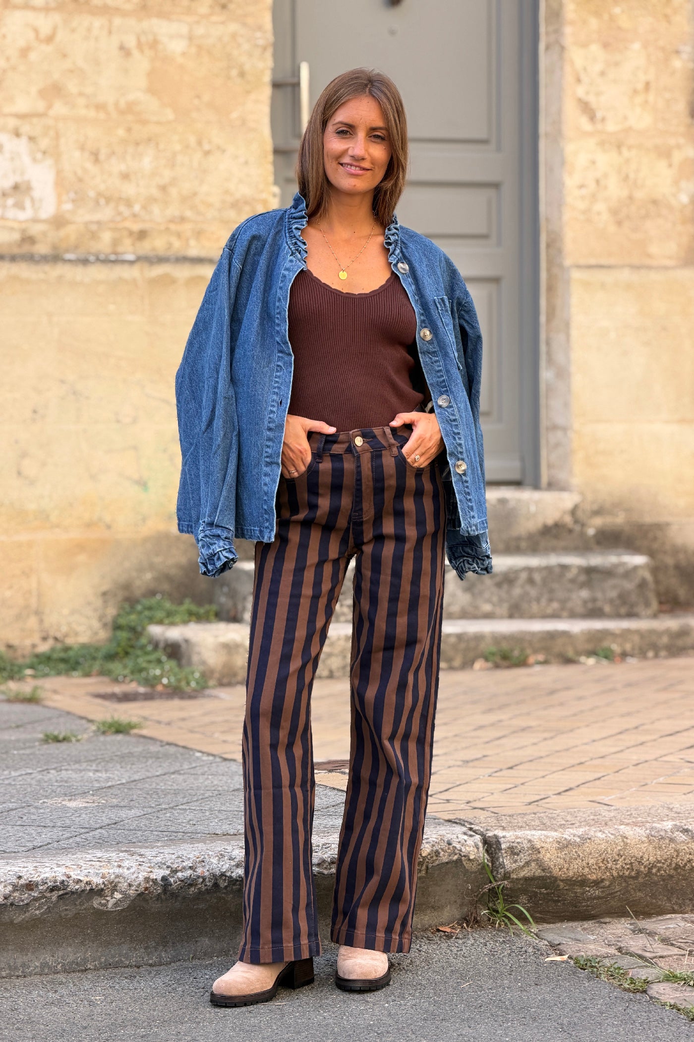 Pantalon jean rayures verticales marron et bleu marine wide leg