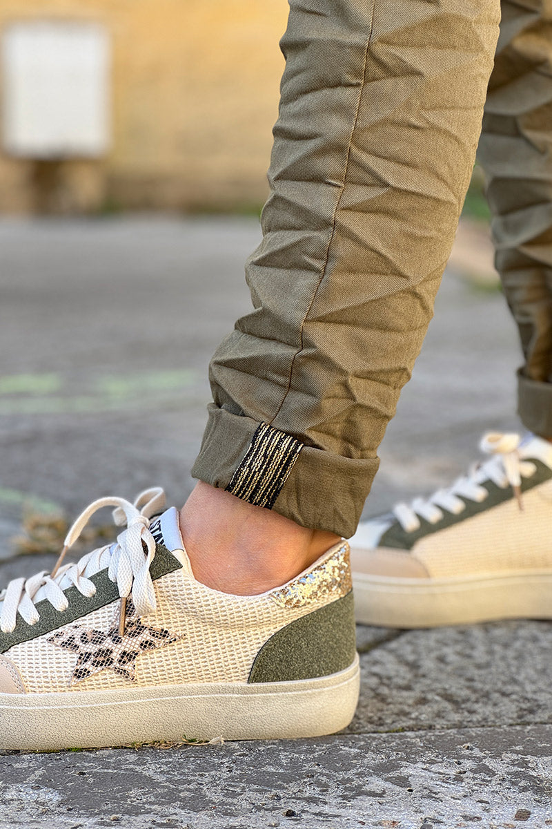Pantalon kaki boutonné coupe slim liseré brillant à la cheville