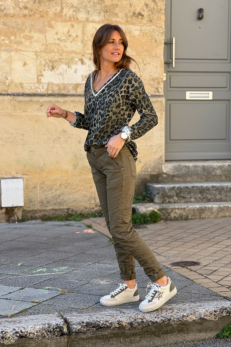Pantalon kaki boutonné coupe slim liseré brillant à la cheville