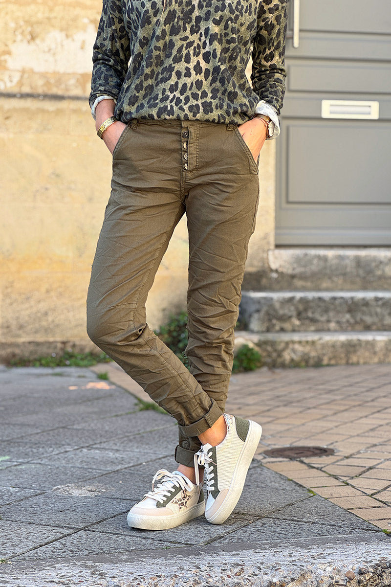 Pantalon kaki boutonné coupe slim liseré brillant à la cheville