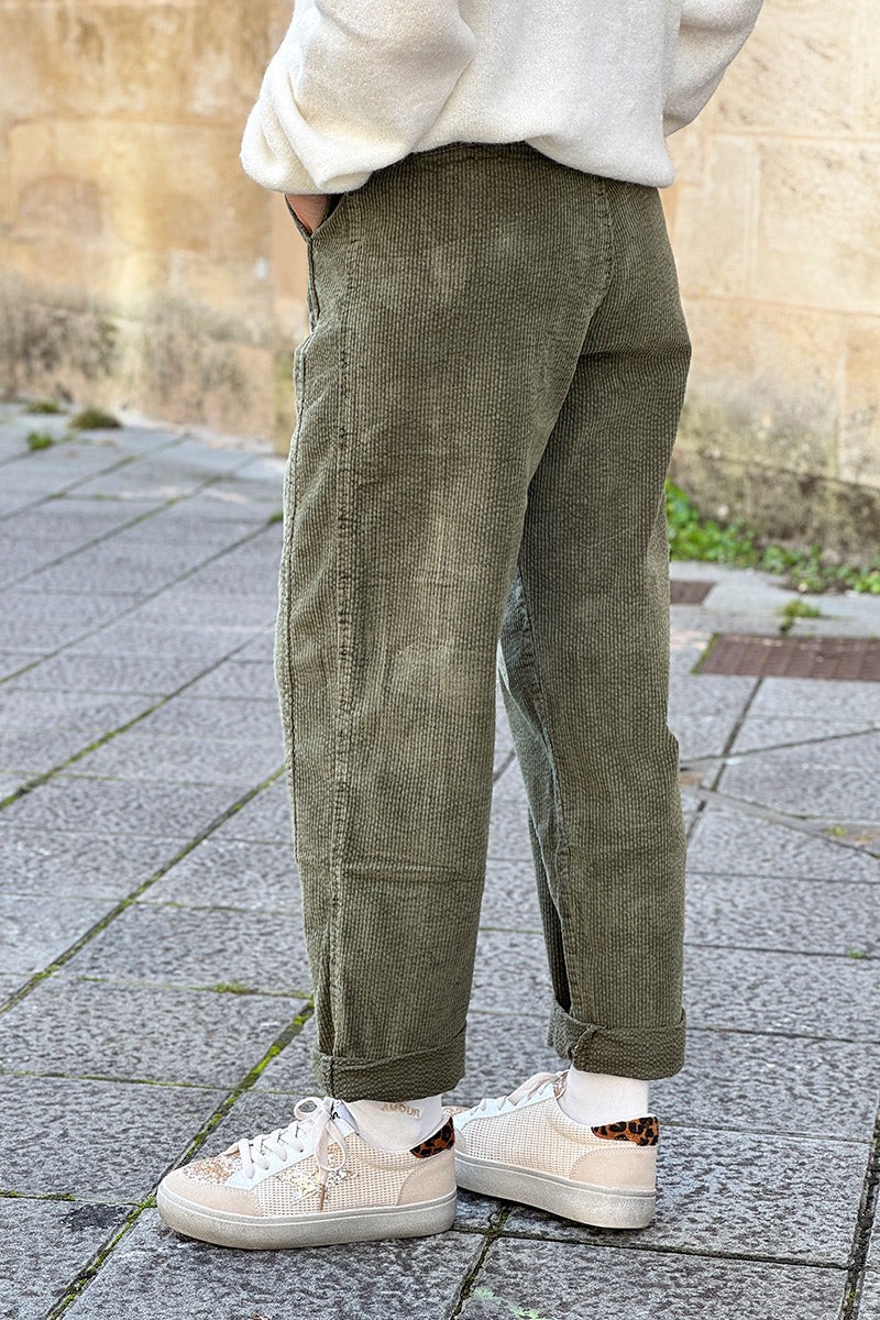 Pantalón de pana color caqui, corte chino recto con pinzas