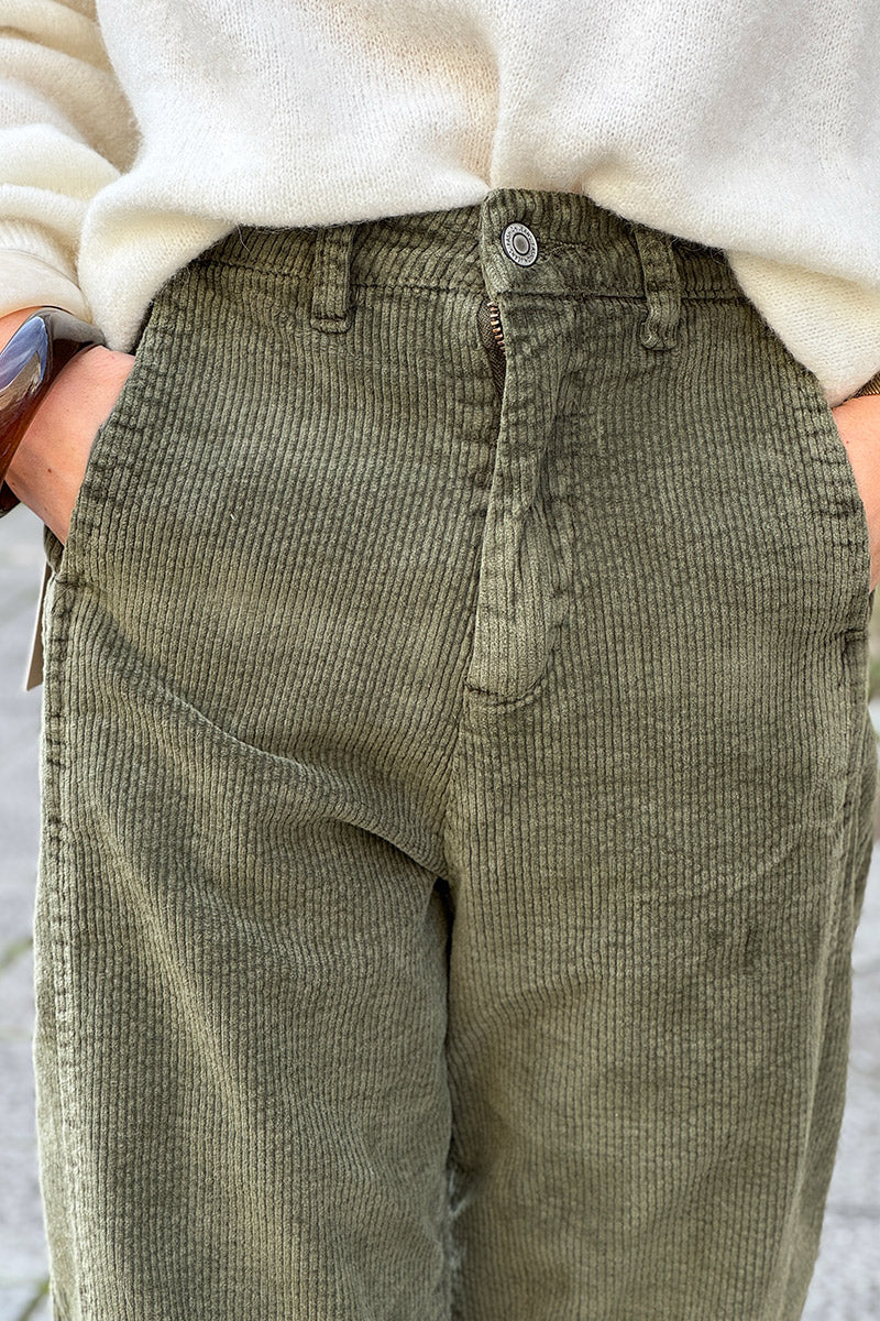 Pantalón de pana color caqui, corte chino recto con pinzas