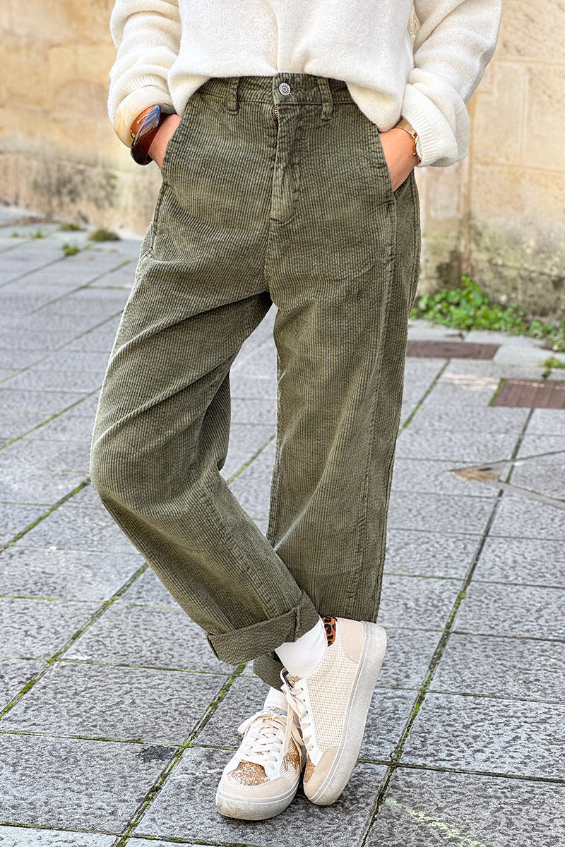Pantalón de pana color caqui, corte chino recto con pinzas