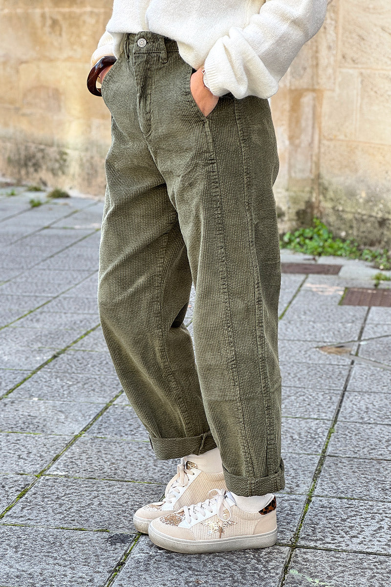 Pantalón de pana color caqui, corte chino recto con pinzas