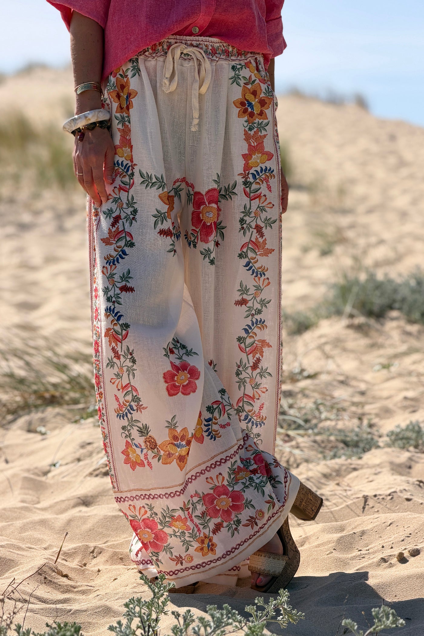 Pantalon large beige motifs fleurs effet broderie taille élastique