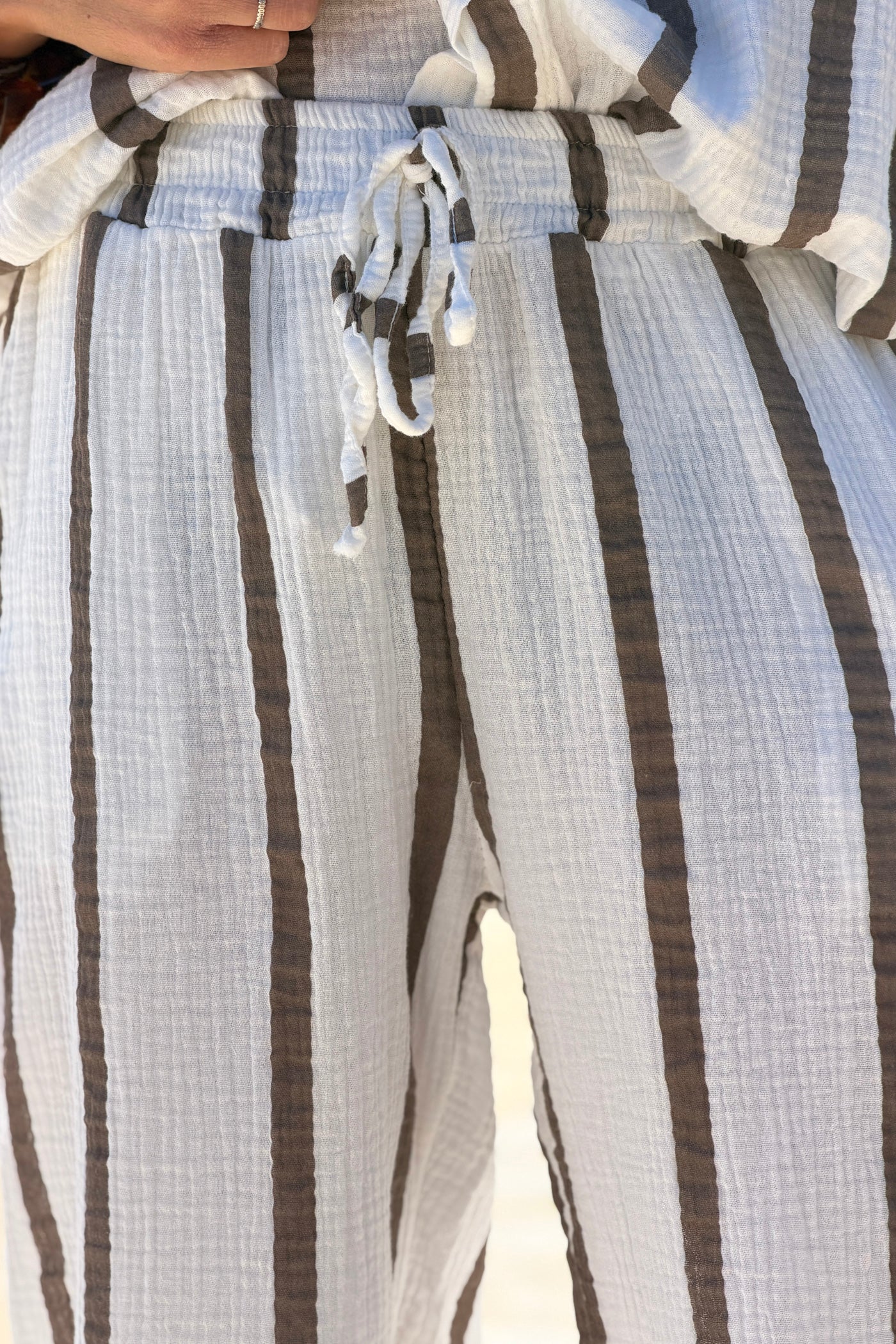Pantalon large blanc en gaze de coton rayures marron ceinture elastique