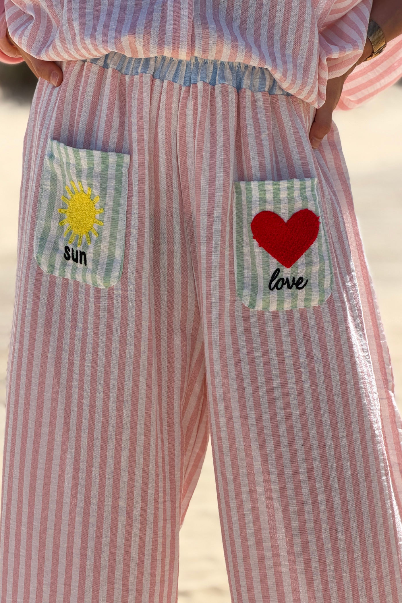 Pantalon large et fluide à rayures rose poches broderie soleil et cœur