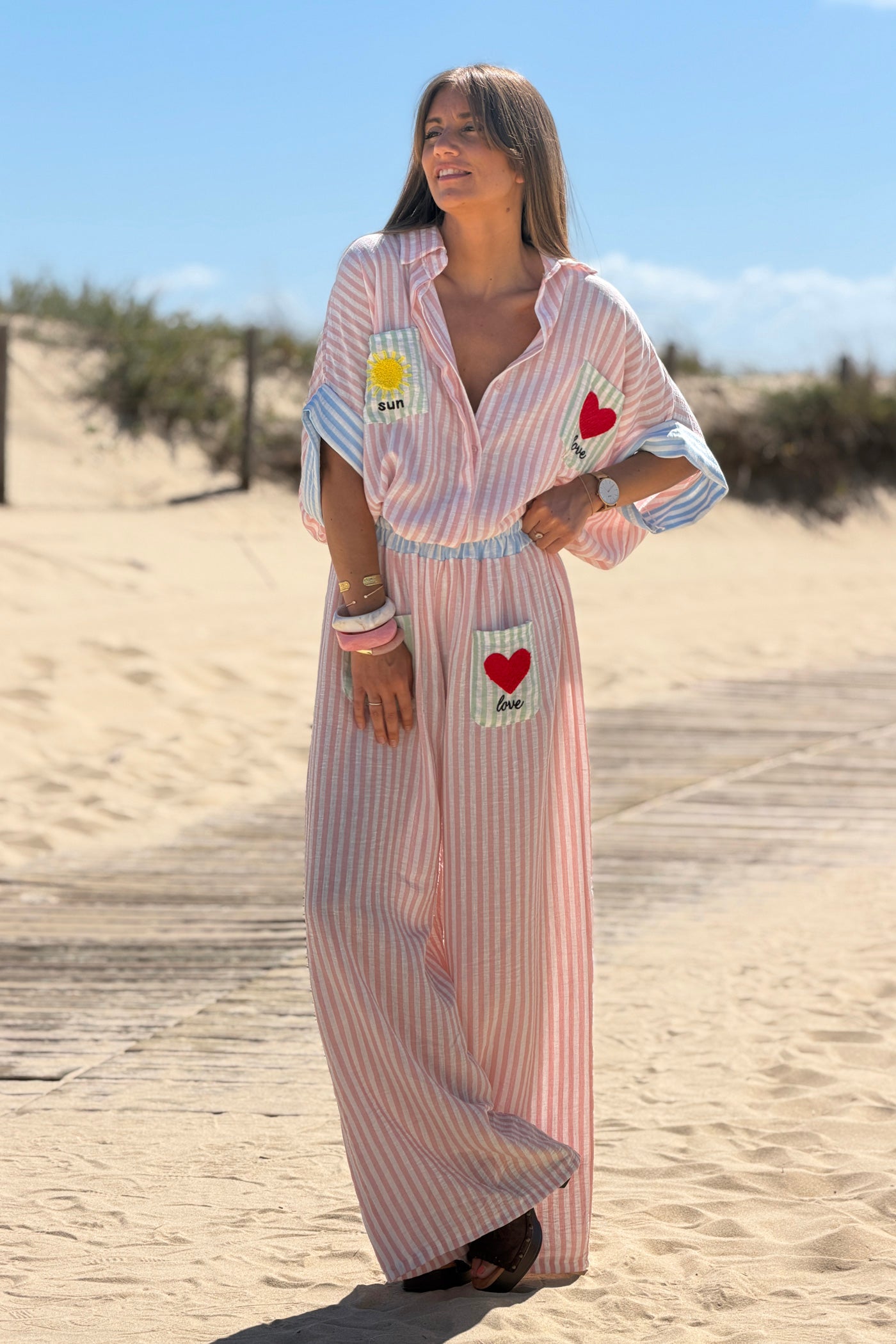 Pantalon large et fluide à rayures rose poches broderie soleil et cœur