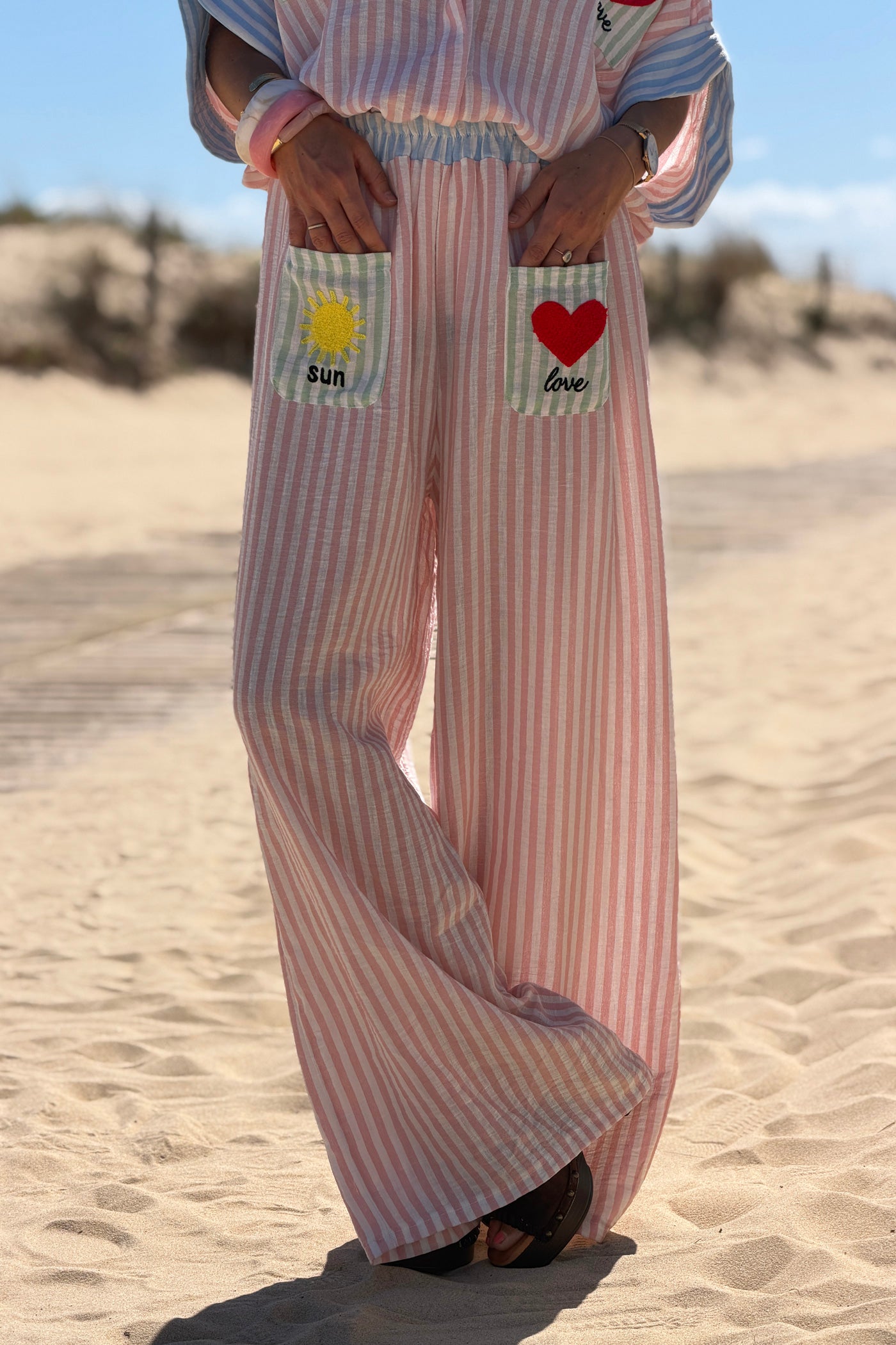 Pantalon large et fluide à rayures rose poches broderie soleil et cœur