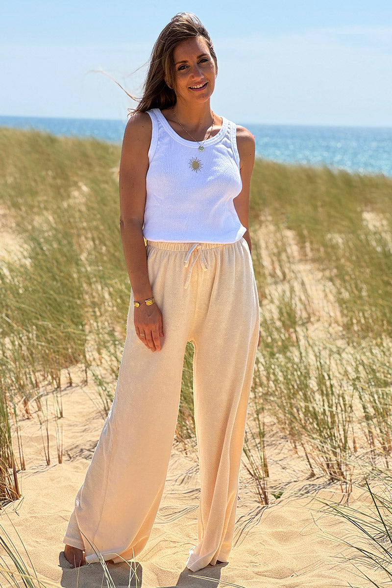 Pantalón ancho de rizo en color crudo y cómodo con cinturilla elástica.