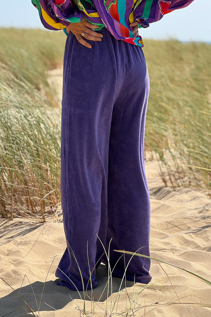 Pantalones anchos de felpa morados, cómodos y con cinturilla elástica.