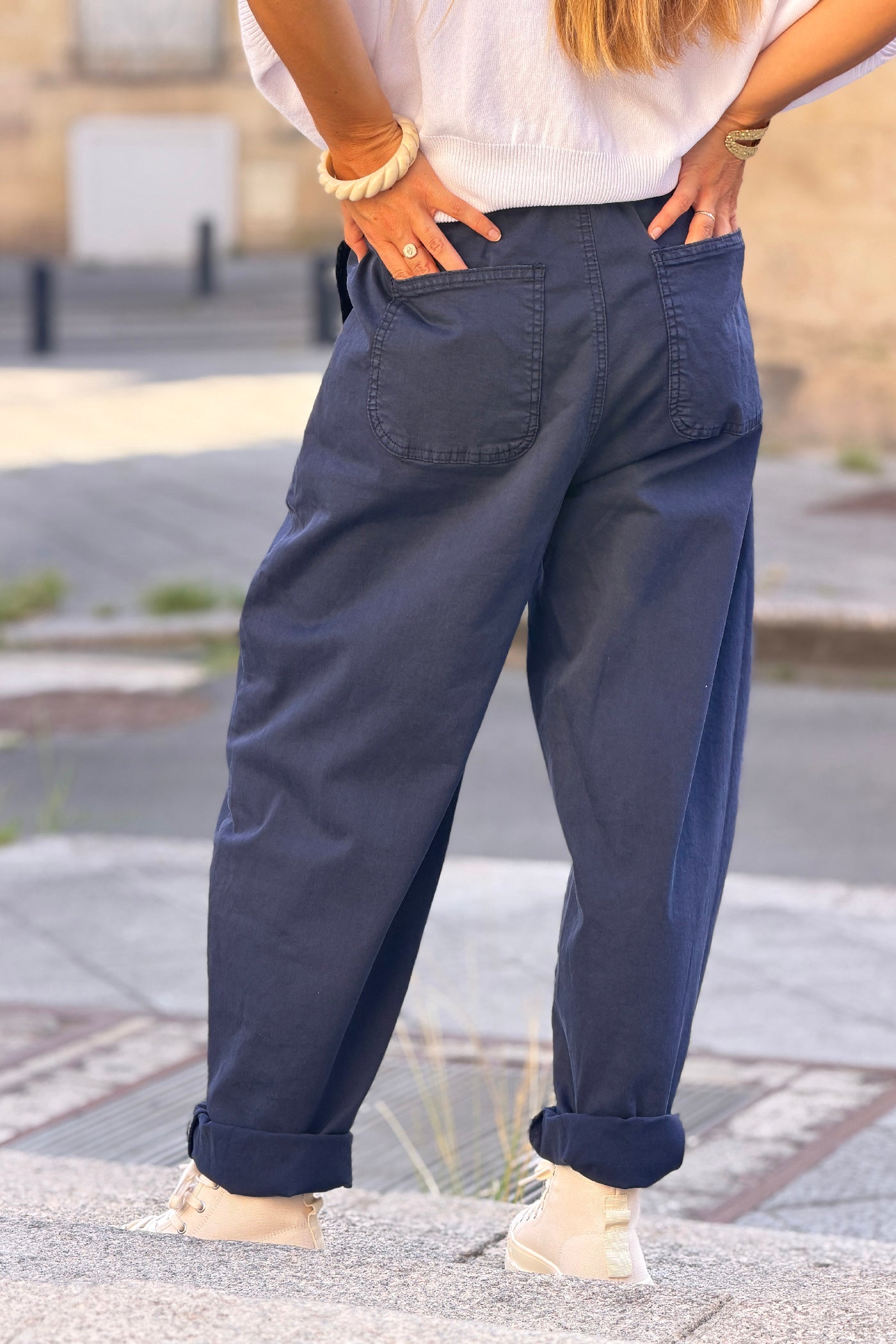 Pantalon stretch bleu marine coupe barrel grandes poches