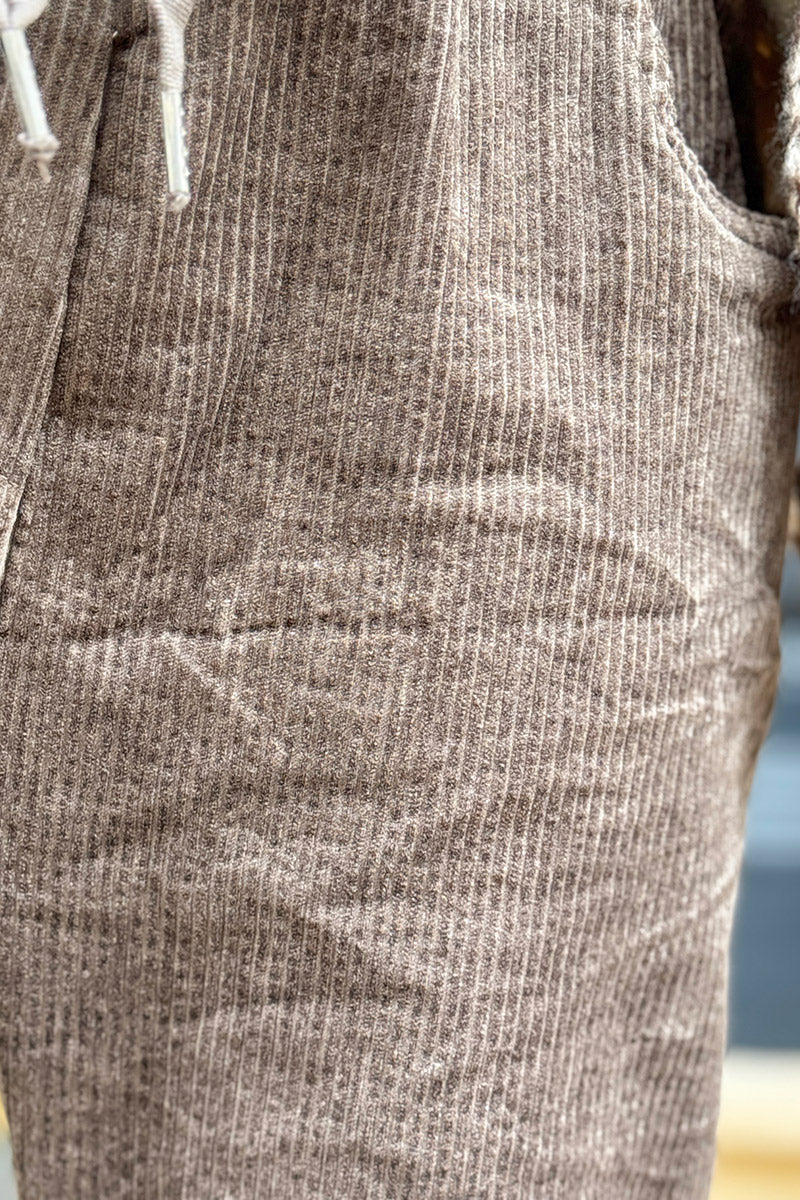 Pantalon stretch taupe et confort en velours côtelé à taille élastique