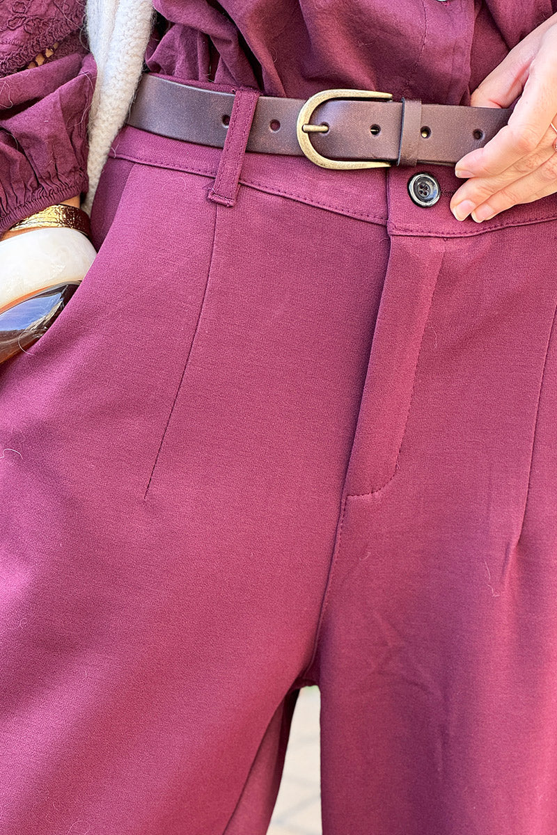 Pantalon très stretch aubergine à pinces détail couture ceinture simili