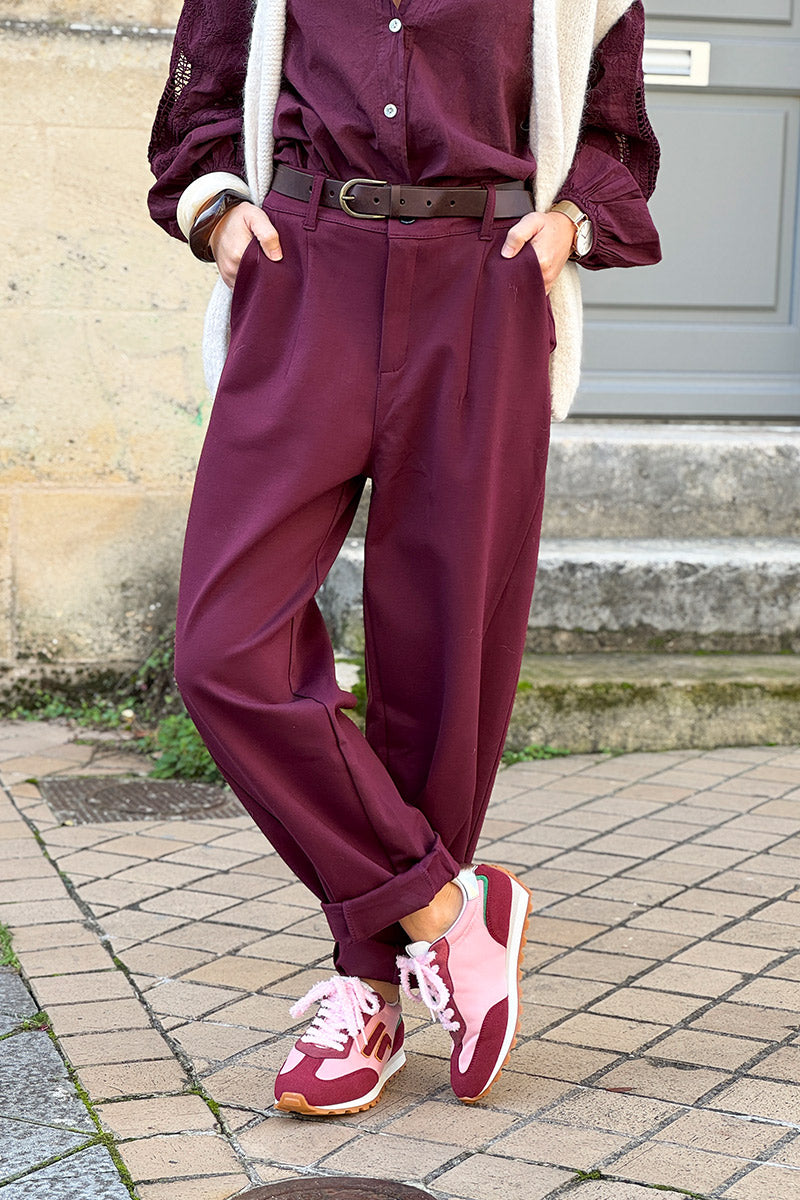 Pantalon très stretch aubergine à pinces détail couture ceinture simili