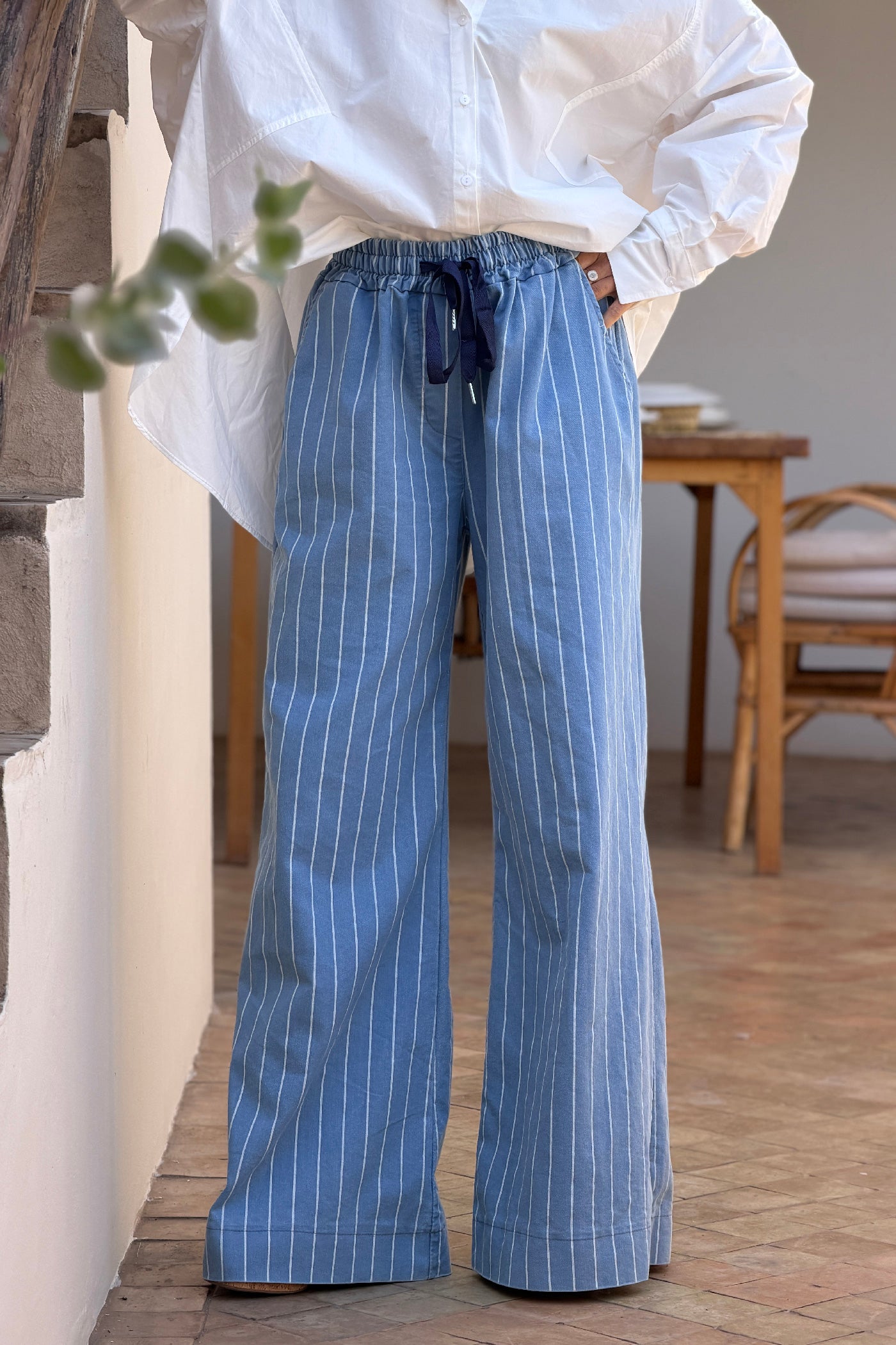 Pantalon wide leg en toile souple bleu jean à rayures blanches ceinture élastique