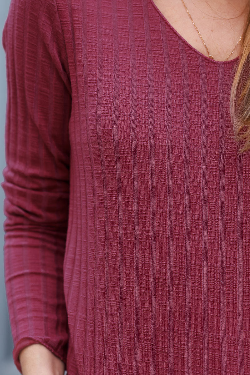 Jersey burdeos con cuello de pico de canalé elástico y suave y cómodo