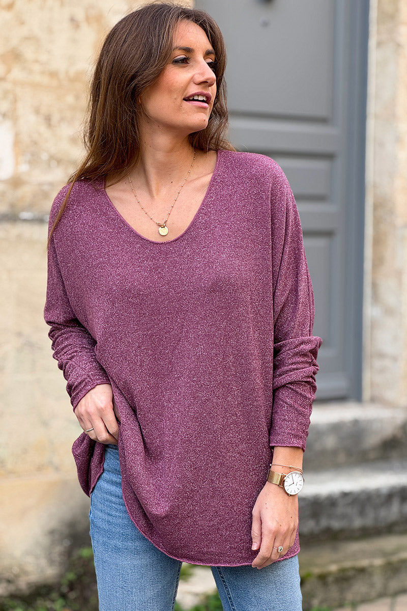 Suéter oversize berenjena con punto de lúrex brillante y cuello en pico
