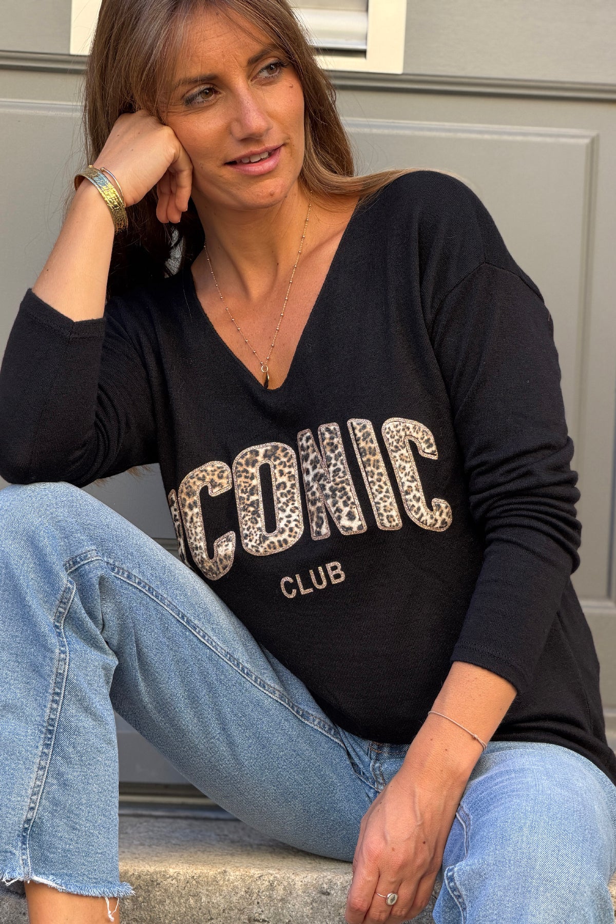 Petit pull noir tout doux Iconic imprimé léopard col v