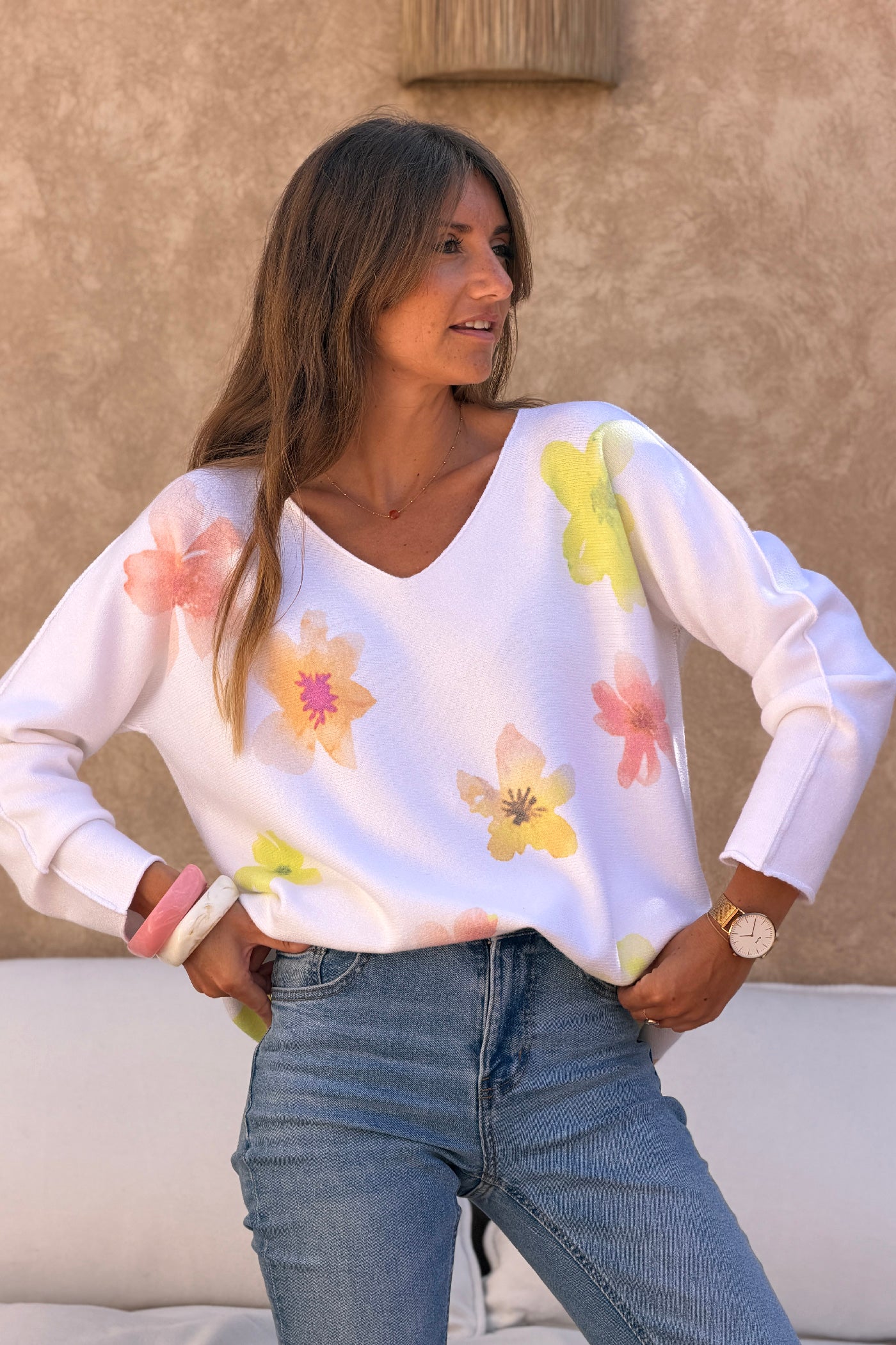 Pull blanc cassé tout doux motifs fleurs aquarelle tons orange et jaunes