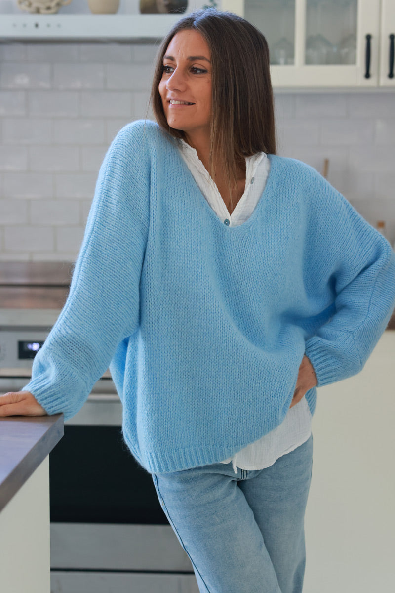 Pull bleu ciel en maille col v manches chauve souris