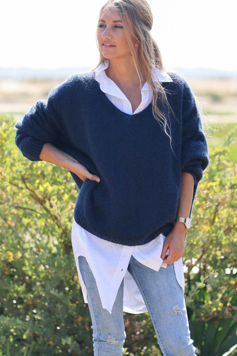 Pull bleu marine en maille col v manches chauve souris