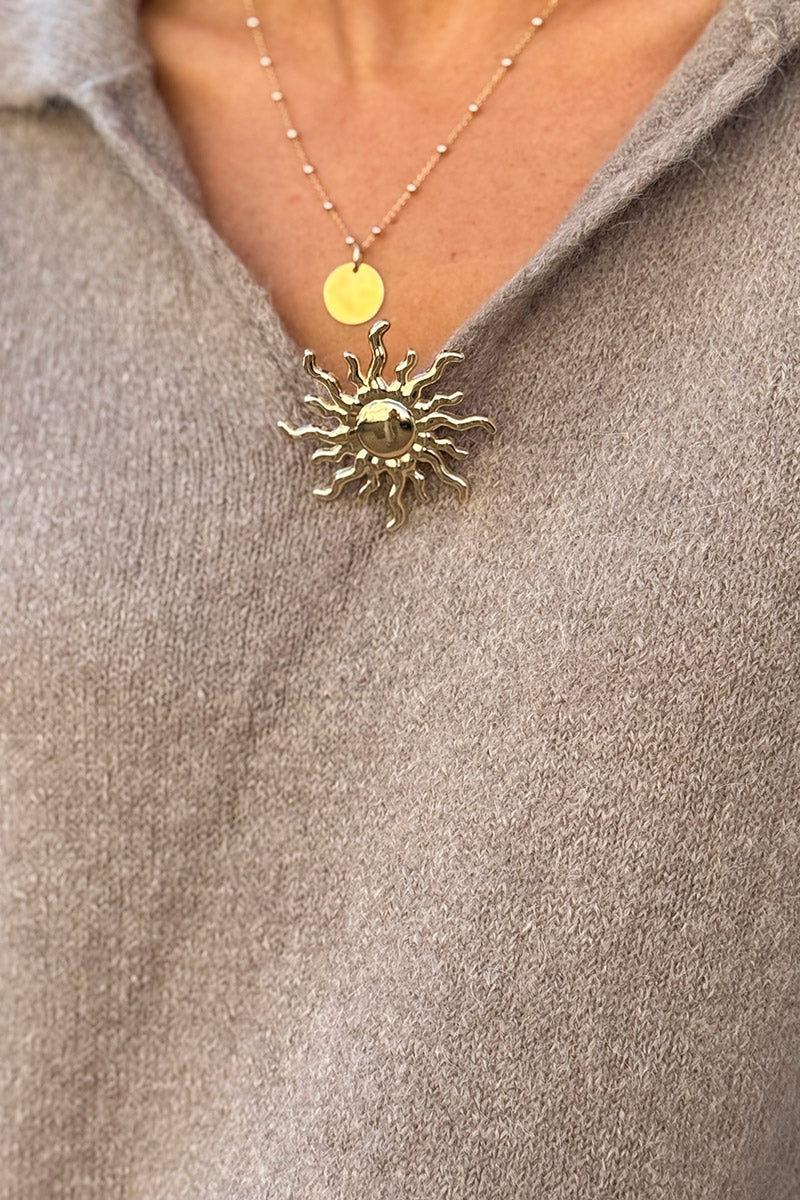 Suéter suave y esponjoso de alpaca bebé color topo con cuello de broche de sol dorado