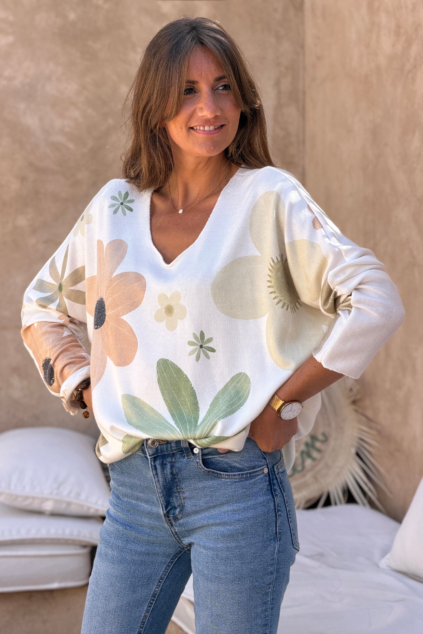 Pull doux petite maille écru motifs fleurs colorées marron et kaki