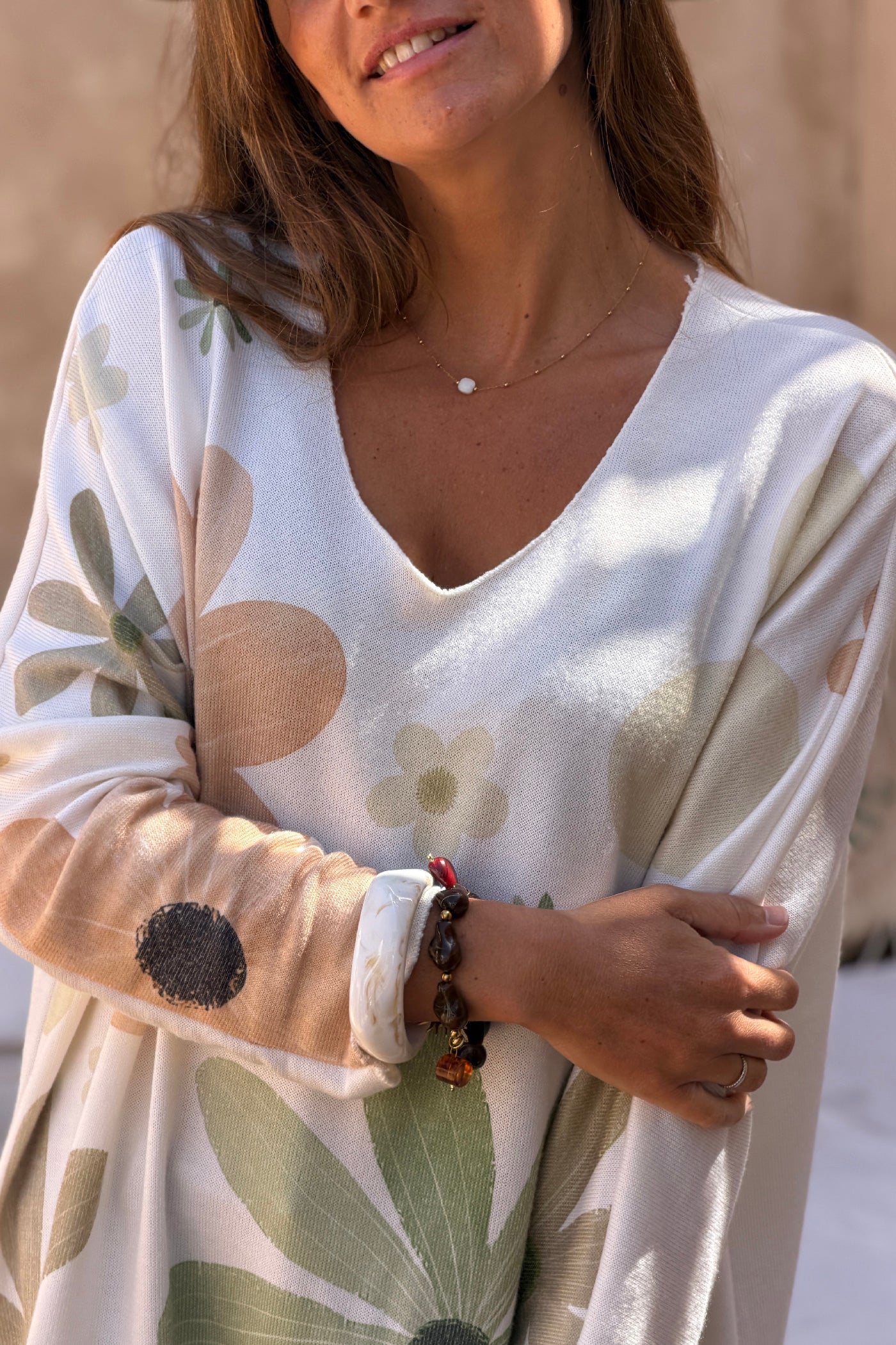 Pull doux petite maille écru motifs fleurs colorées marron et kaki