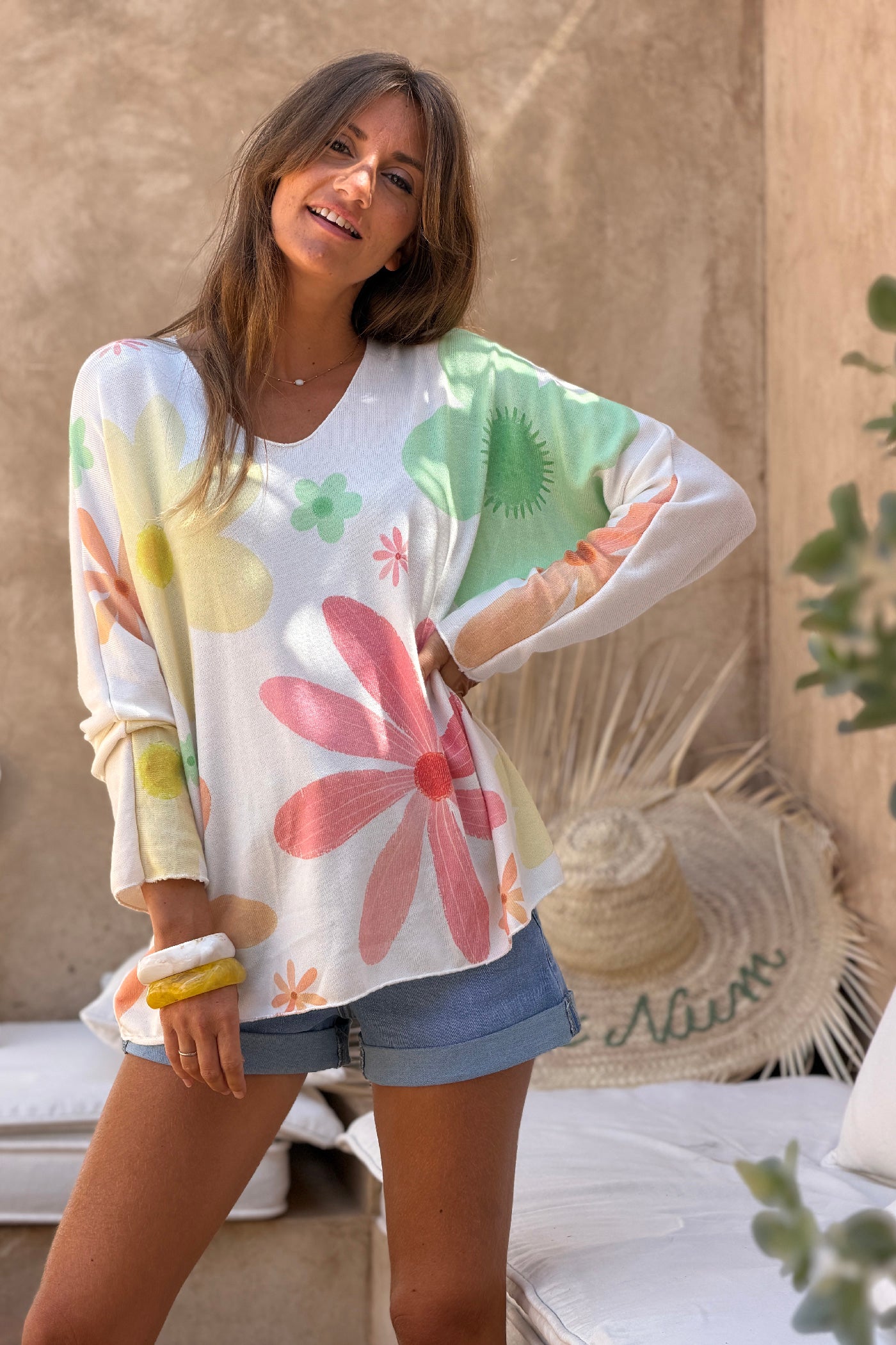 Pull doux petite maille écru motifs fleurs colorées printemps pastel