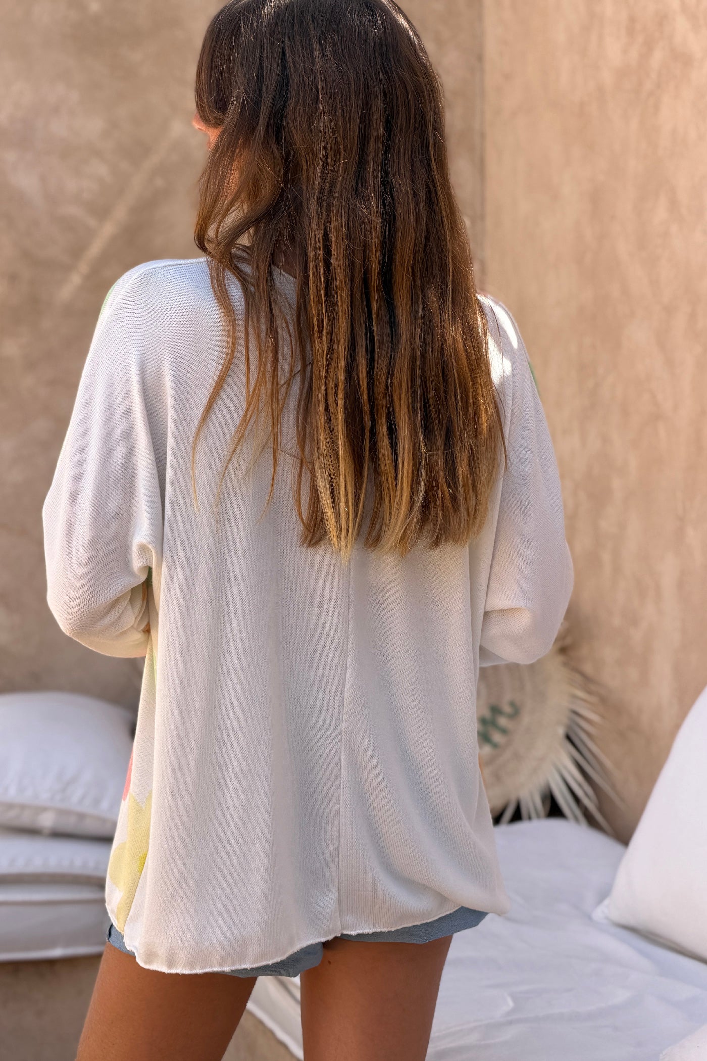Pull doux petite maille écru motifs fleurs colorées printemps pastel