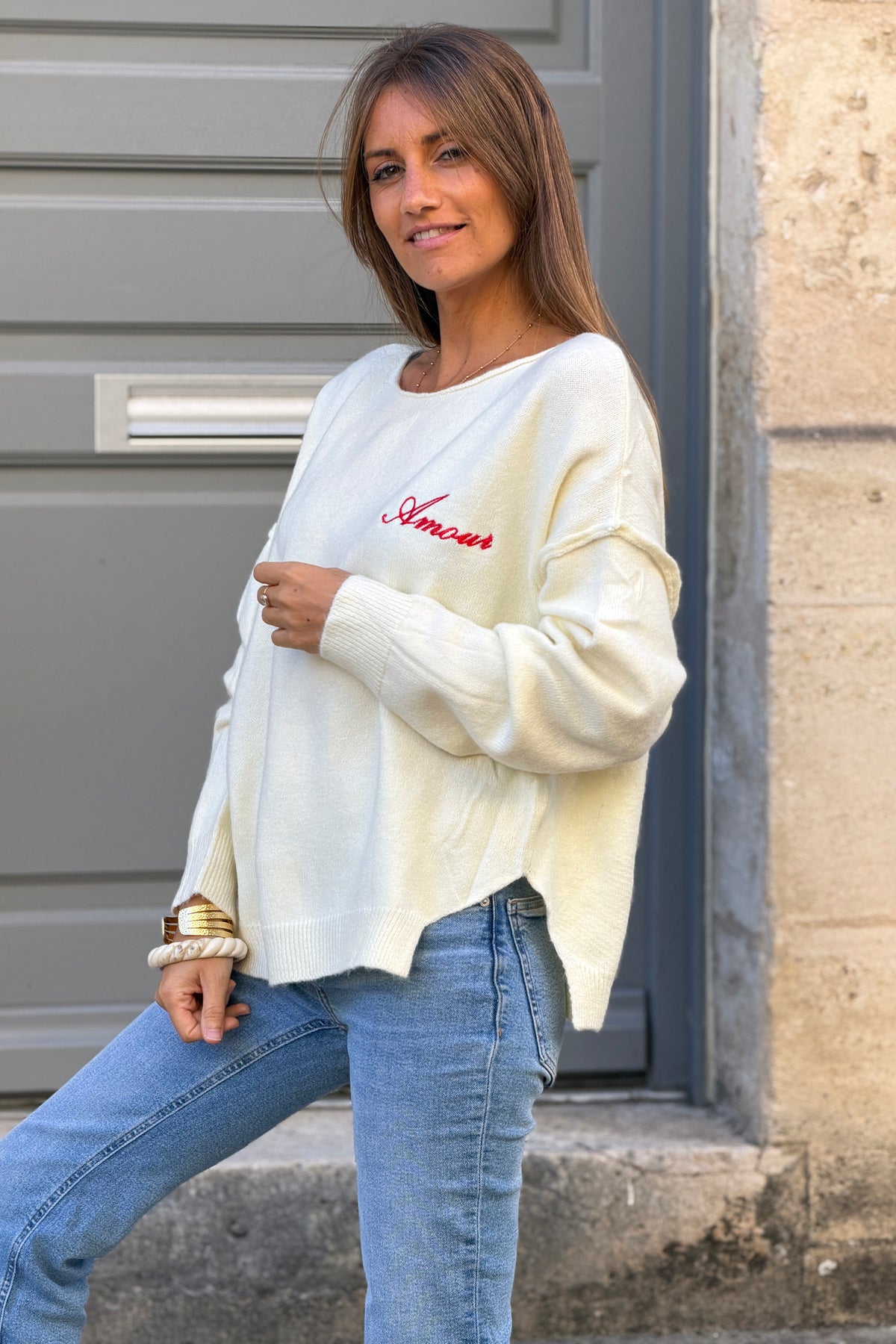 Pull écru en petite maille broderie Amour rouge