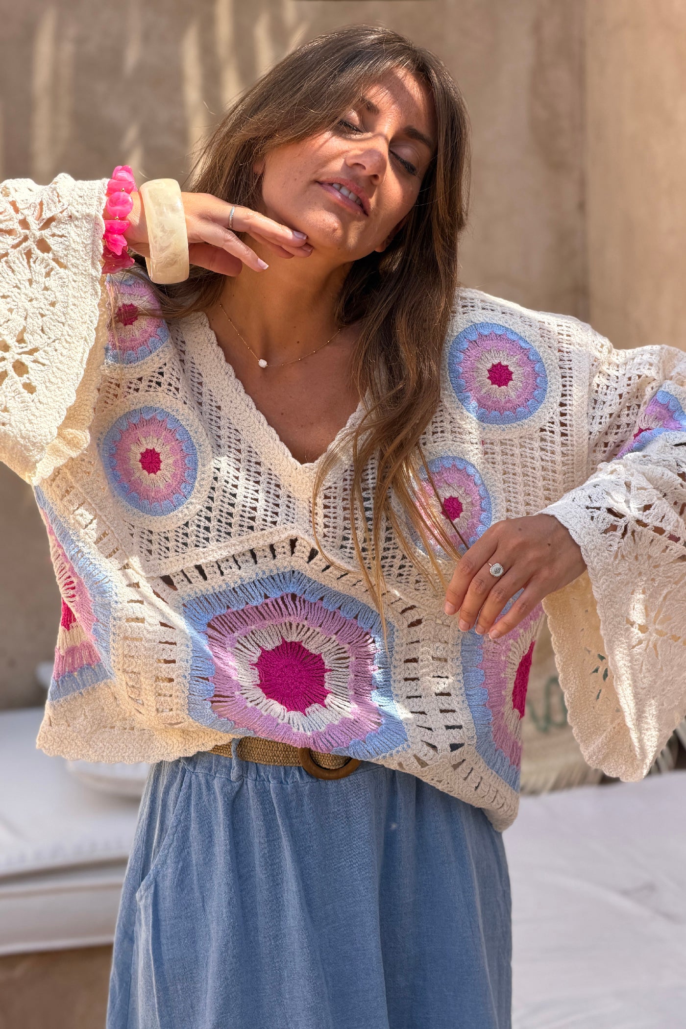 Pull en crochet broderie rosace bleu rose et fuchsia