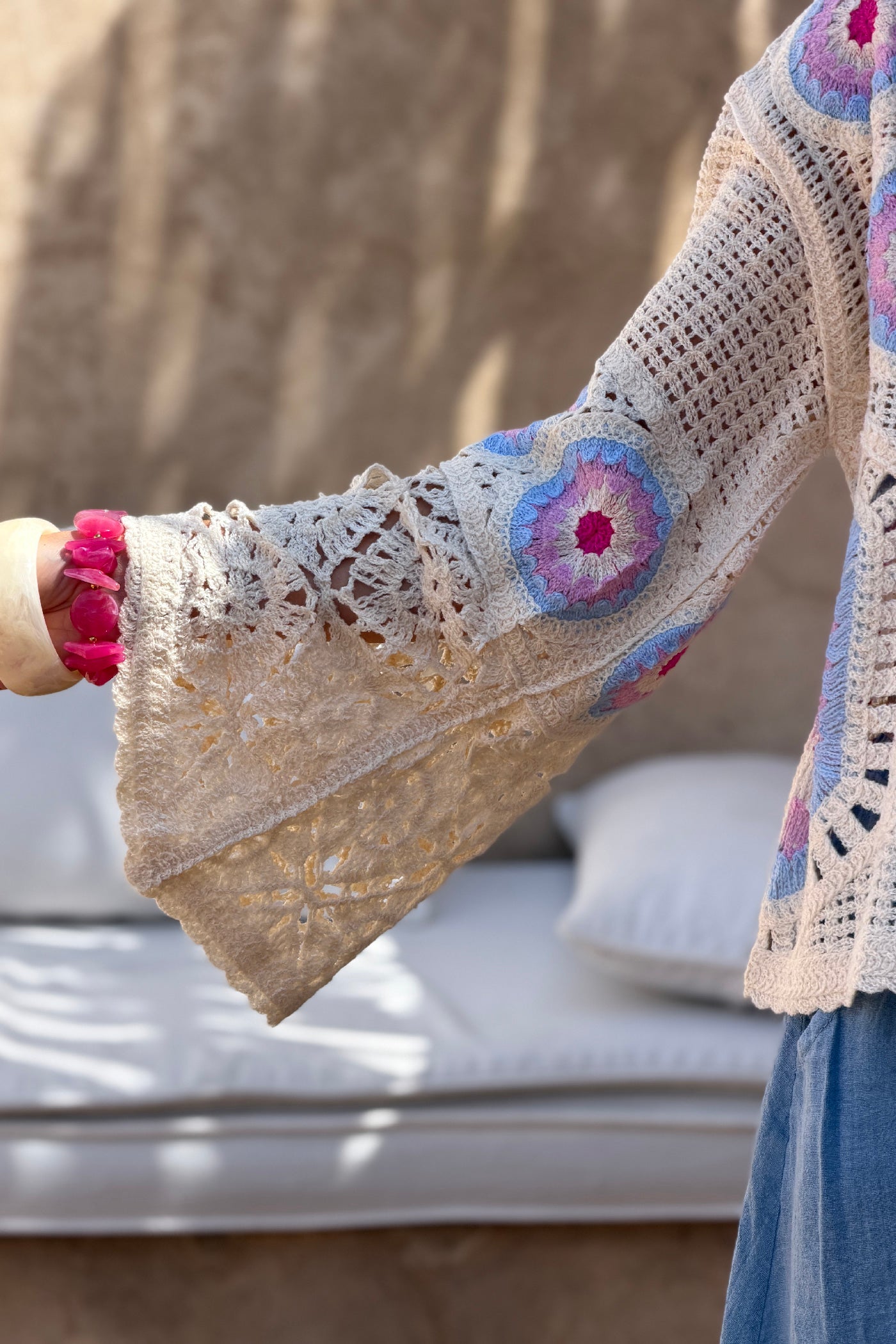 Pull en crochet broderie rosace bleu rose et fuchsia