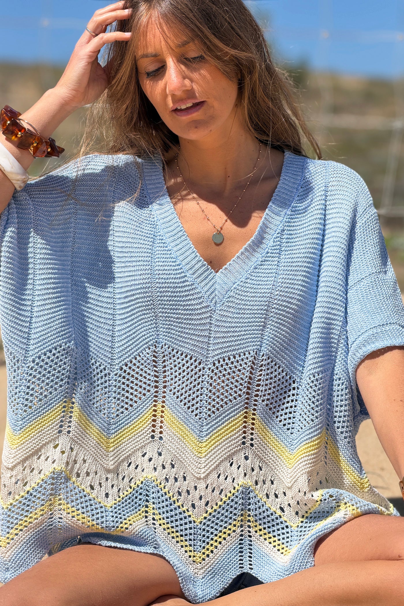 Pull en maille ajourée bleu ciel motifs chevrons jaune et beige