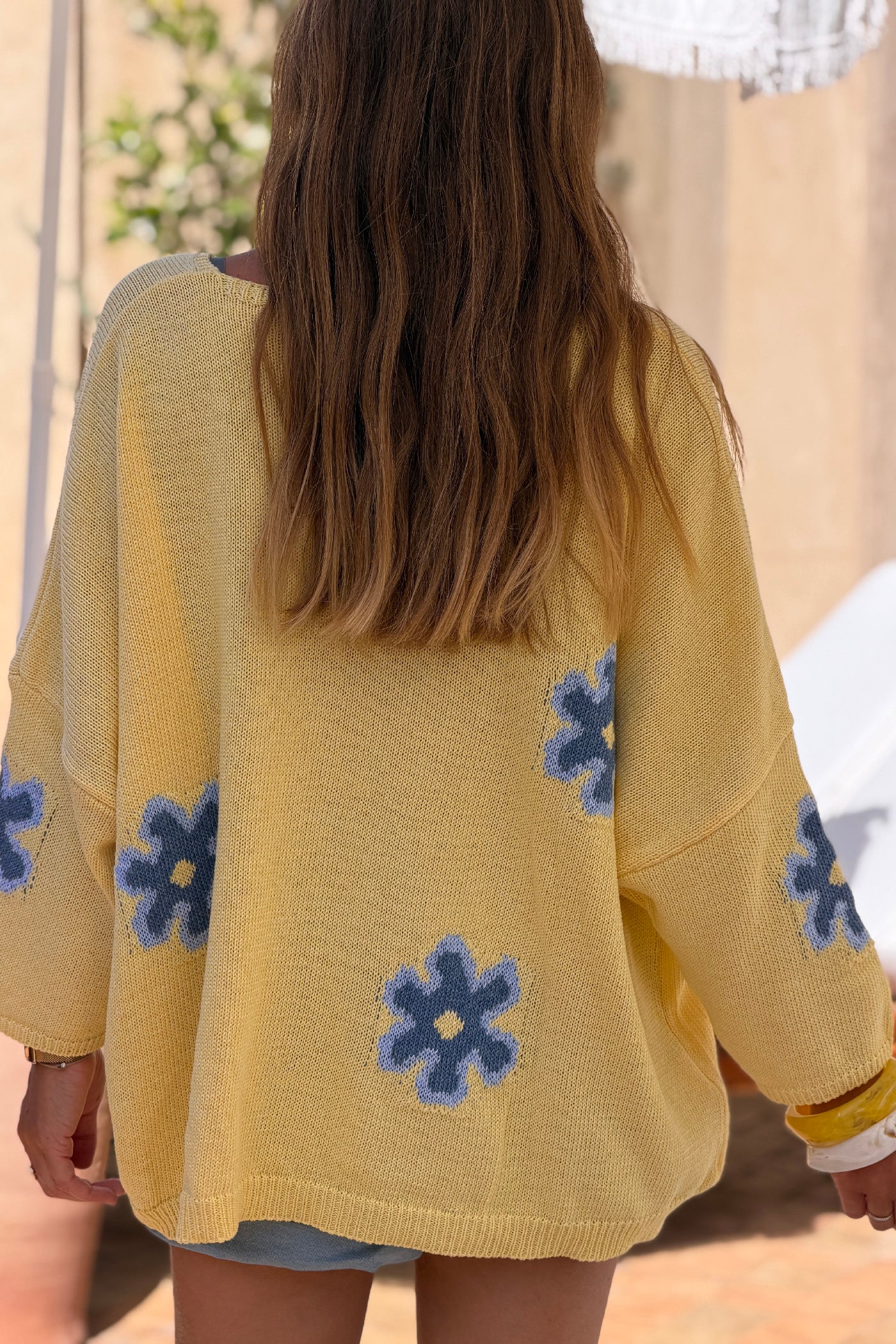 Pull en maille coton jaune motif fleurs marguerites dégradées bleu