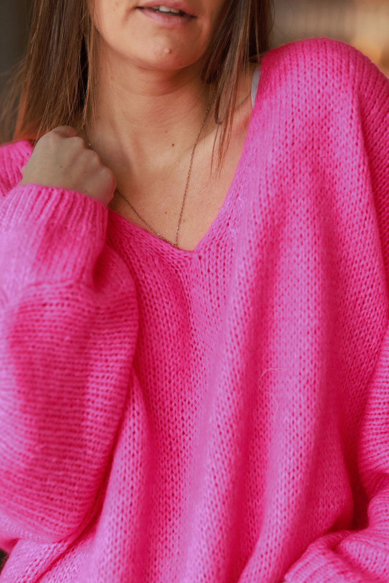 Pull fuchsia fluo en maille col v manches chauve souris