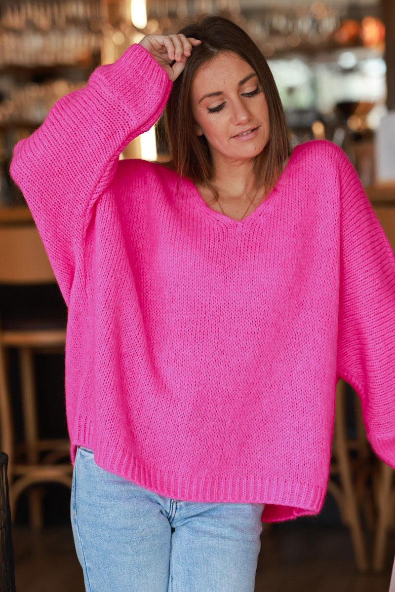 Pull fuchsia fluo en maille col v manches chauve souris
