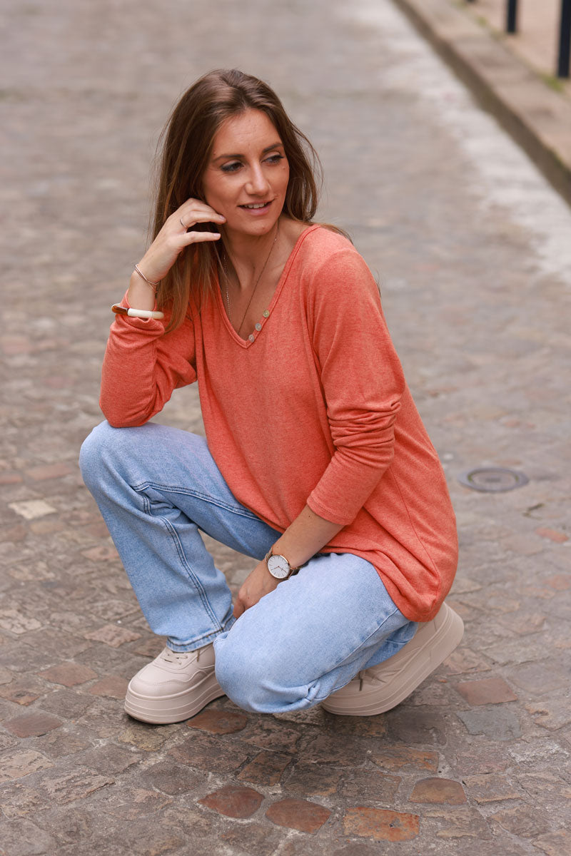Jersey de punto ladrillo suave con cuello de pico y botones pequeños