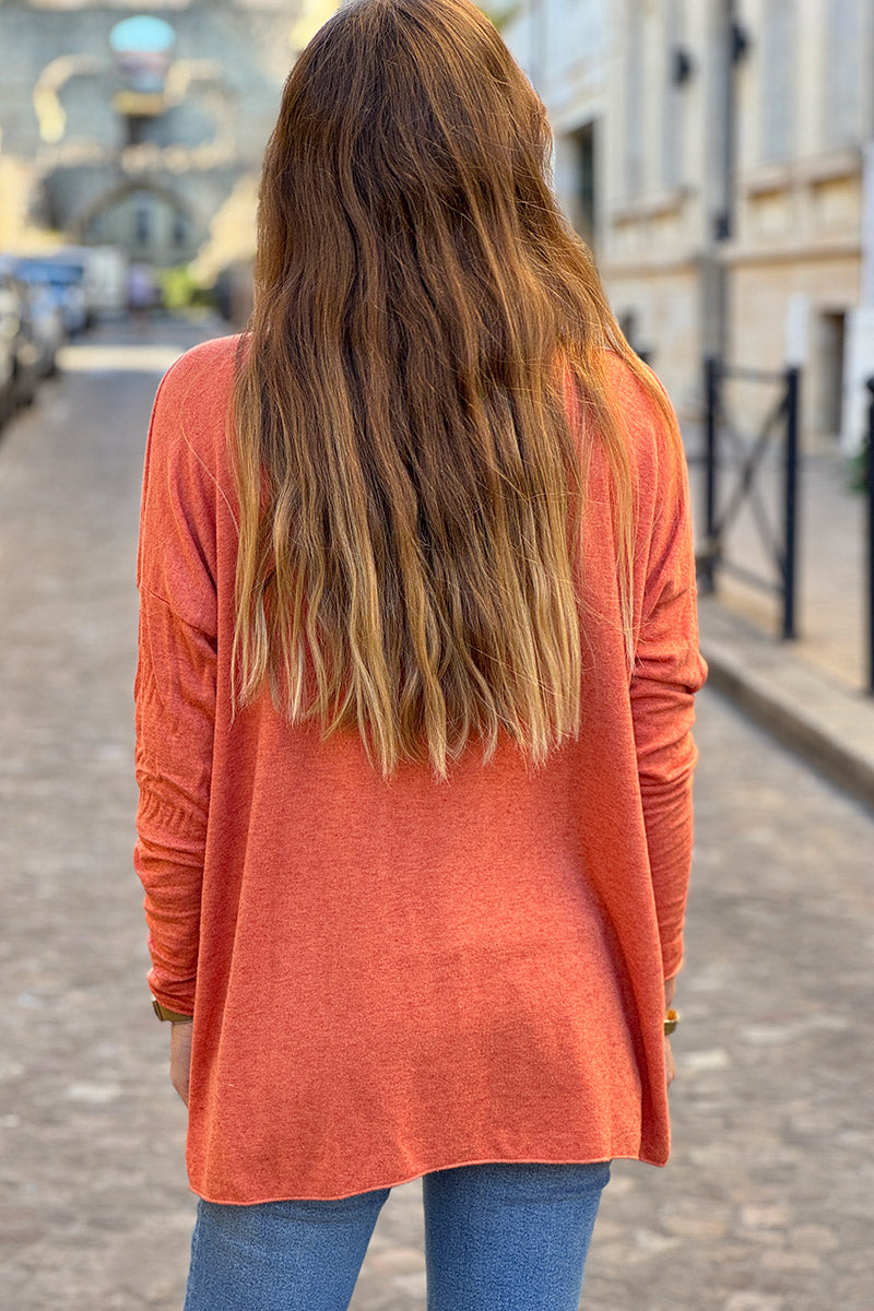 Suéter de punto suave color naranja con estampado de margaritas. Déjalo ser.