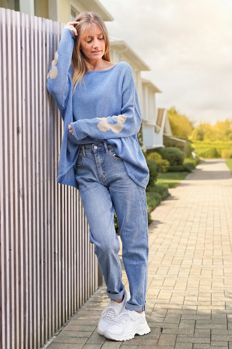 Jersey ancho de punto de algodón en color azul denim con flores doradas en la espalda y manga con cuello barco