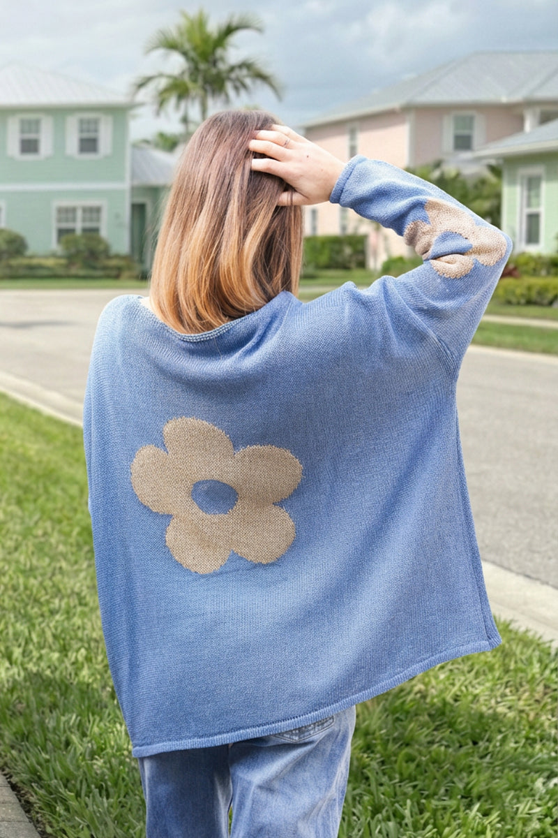 Jersey ancho de punto de algodón en color azul denim con flores doradas en la espalda y manga con cuello barco