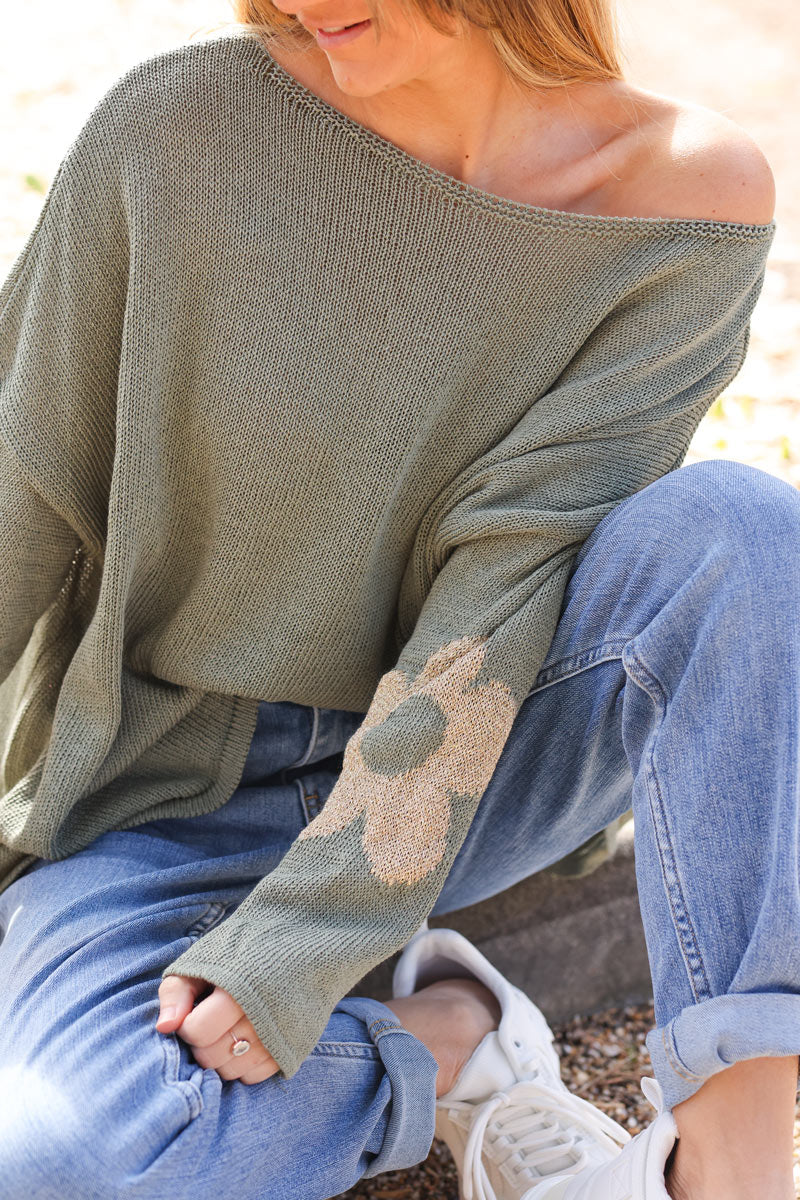 Jersey ancho de punto de algodón caqui con flores doradas en la espalda y manga con cuello barco