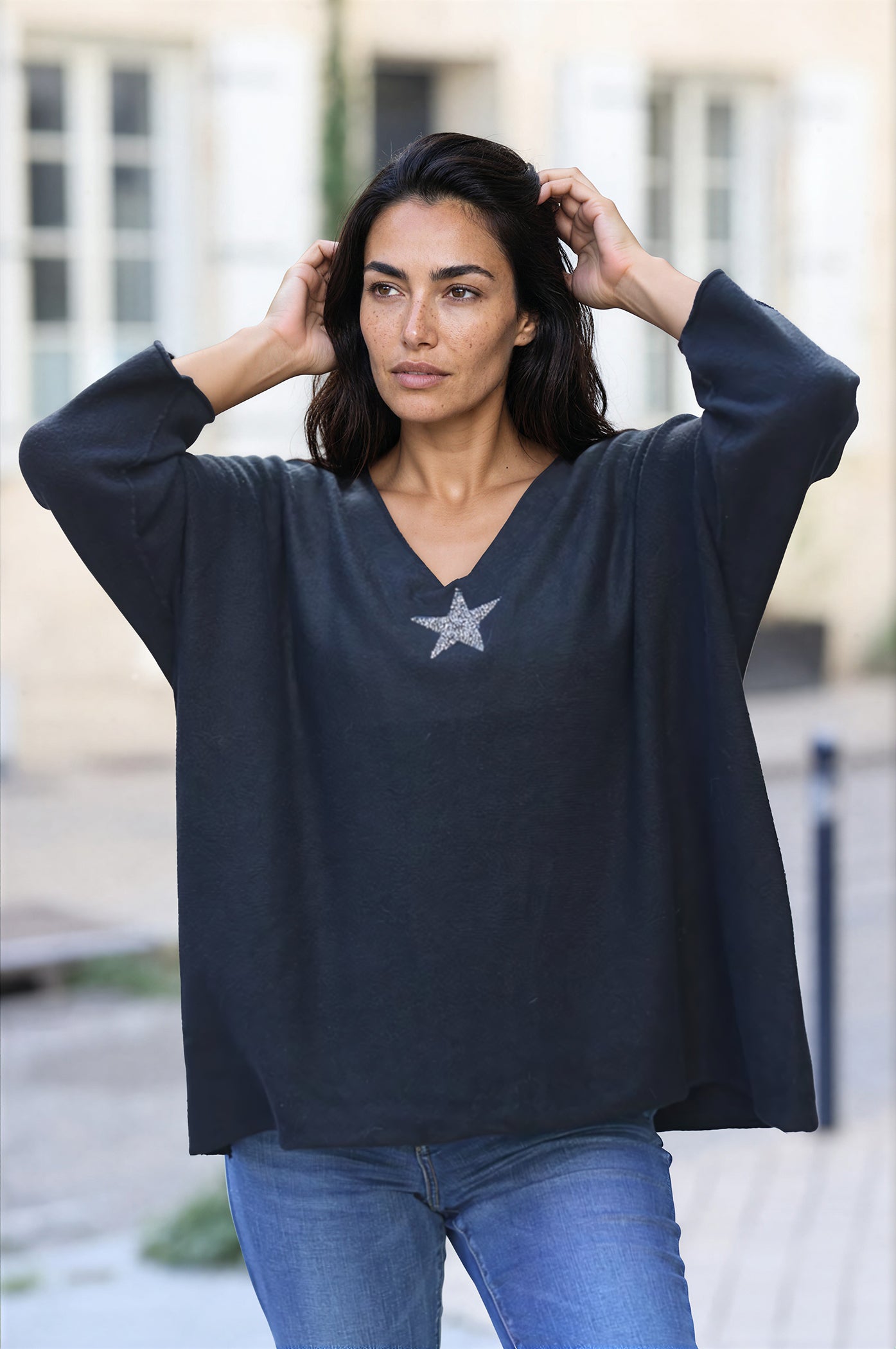Pull large tout doux noir manches chauve-souris étoile strass