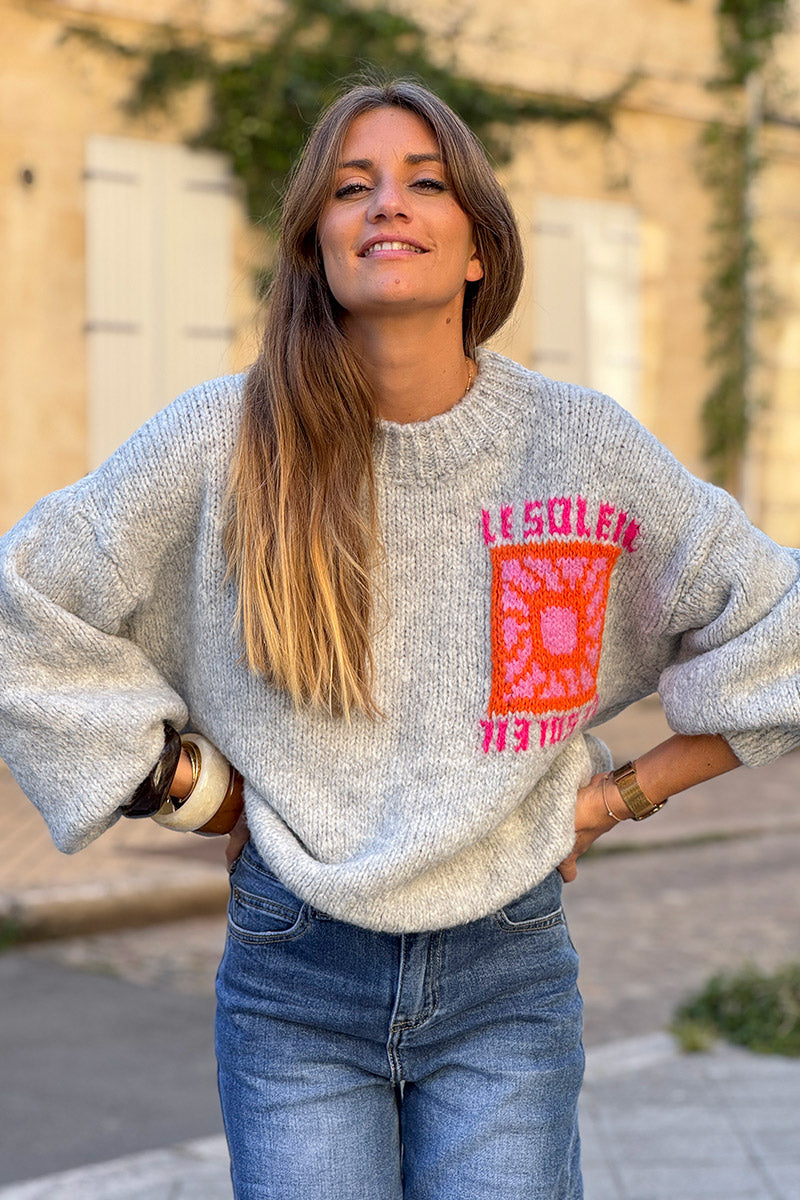 Pull loose gris clair chiné en grosse maille broderie Le Soleil coloré