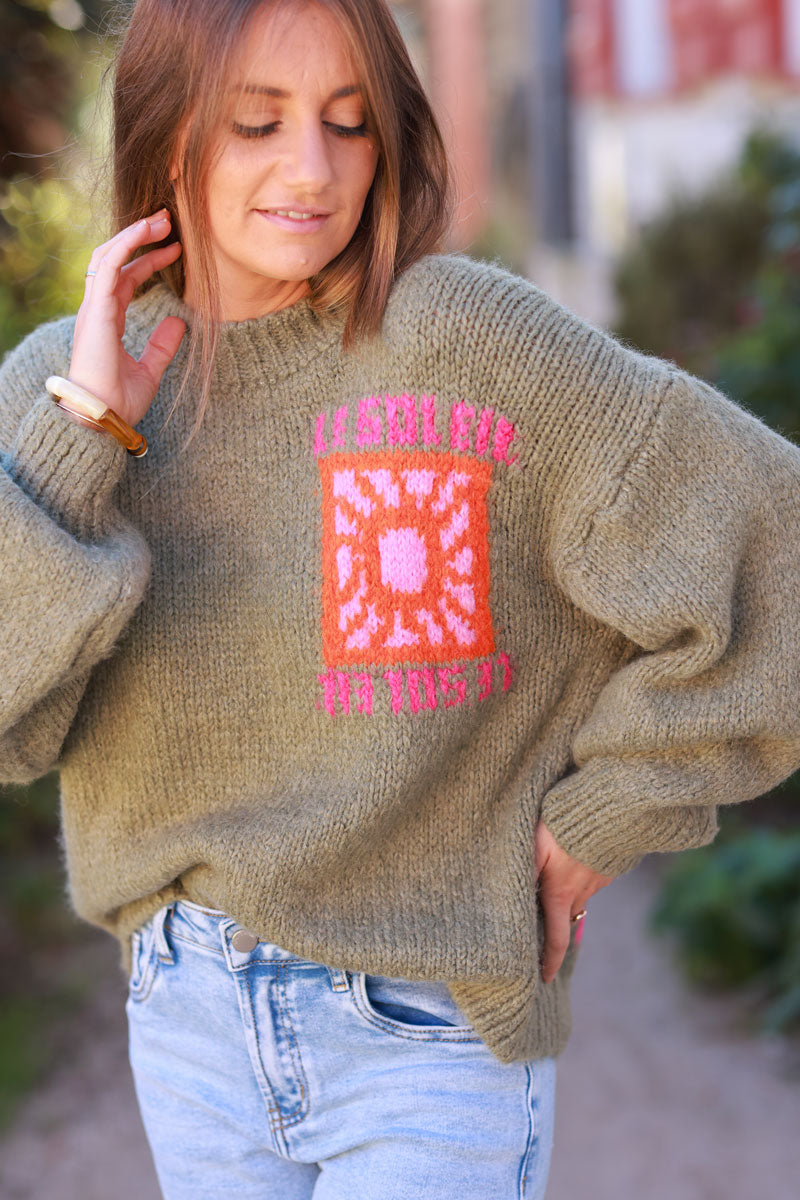 Pull loose kaki en grosse maille broderie Le Soleil coloré