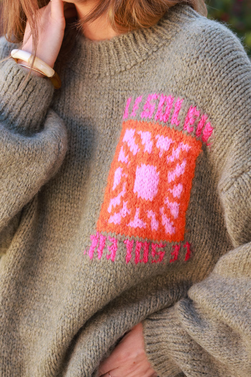 Pull loose kaki en grosse maille broderie Le Soleil coloré