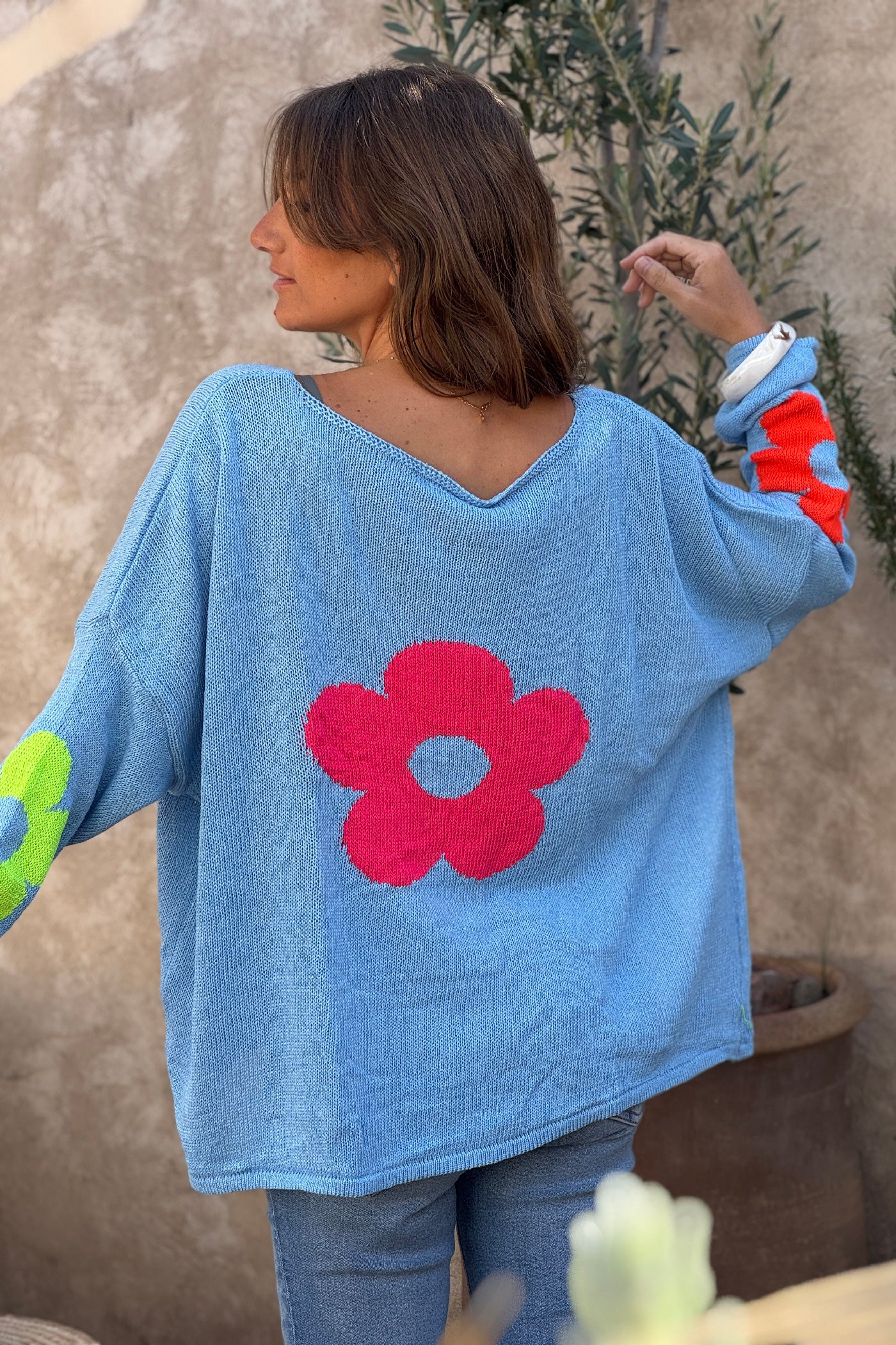 Pull maille bleu coton col bateau fleurs colorées