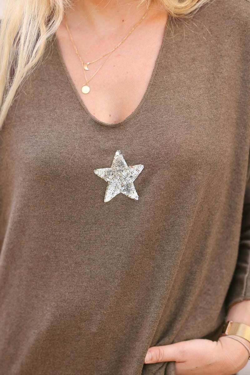 Brown v-neck sweater with small sequin star