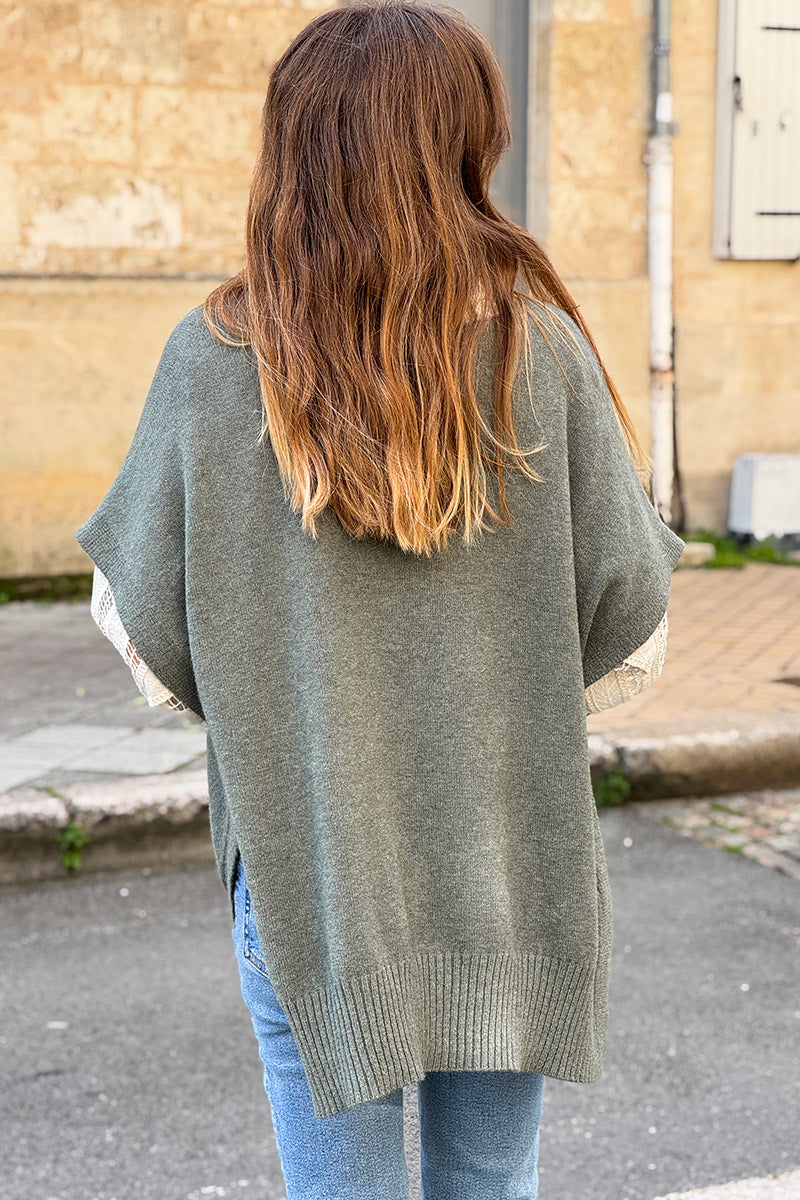 Pull moelleux kaki sans manches style poncho avec bouton sur le côté